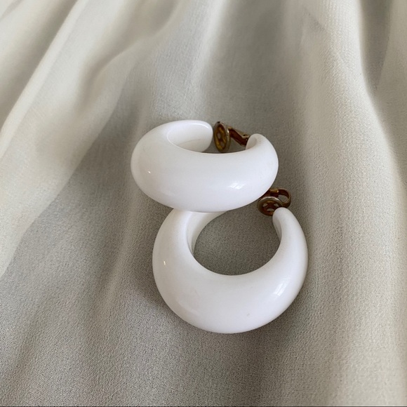 Vintage Trifari Chunky White Retro Hoop Earrings - Picture 5 of 7